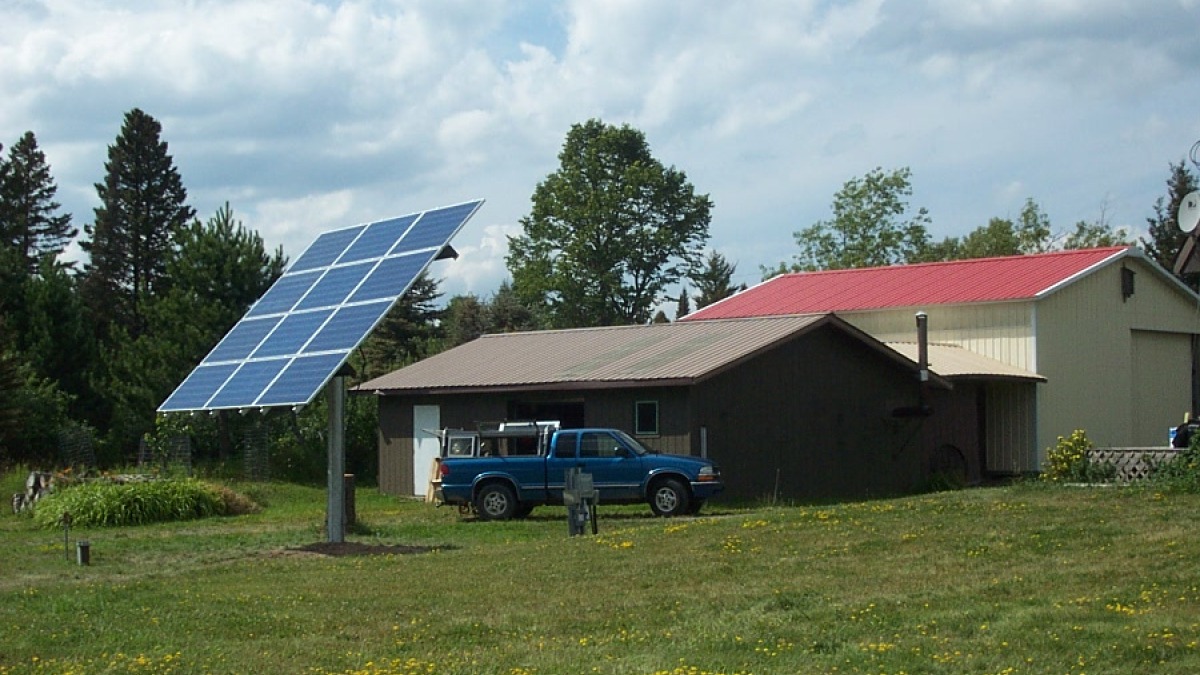 Garage, ple barn and solar panels
