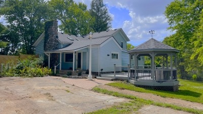 side of house with driveway